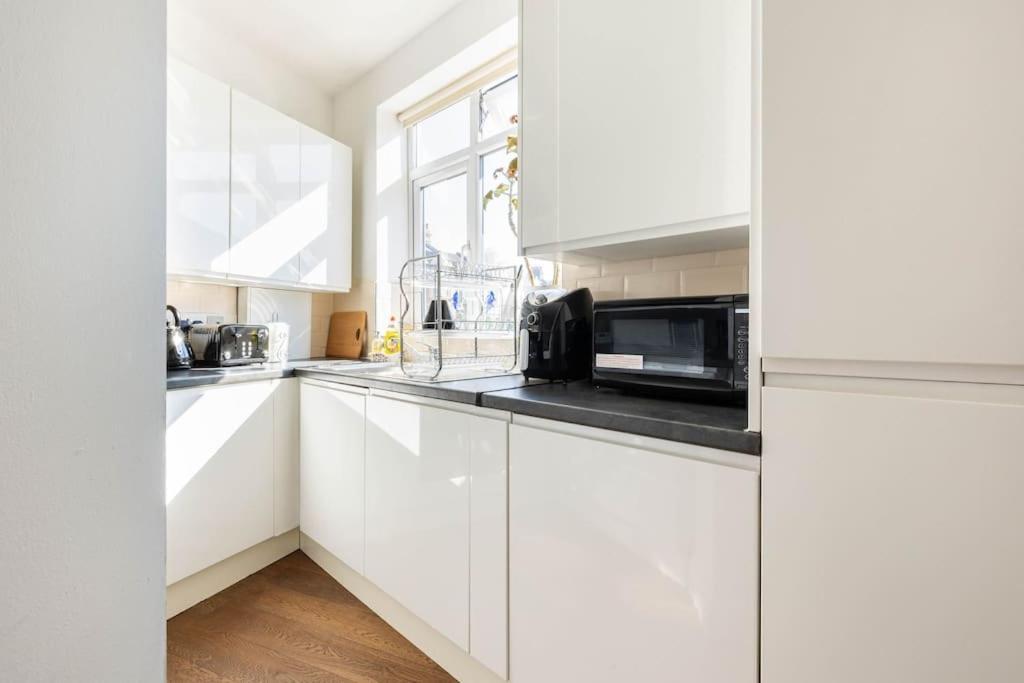 Spacious 2 Bed 2 Bath Apartment With Free Parking For 2 Cars And Underground Station Zone 2 For Quick Access To Central London Up To 10 Guests Exterior foto