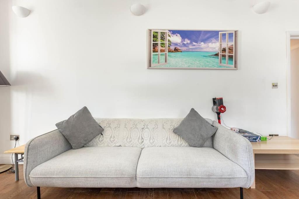 Spacious 2 Bed 2 Bath Apartment With Free Parking For 2 Cars And Underground Station Zone 2 For Quick Access To Central London Up To 10 Guests Exterior foto
