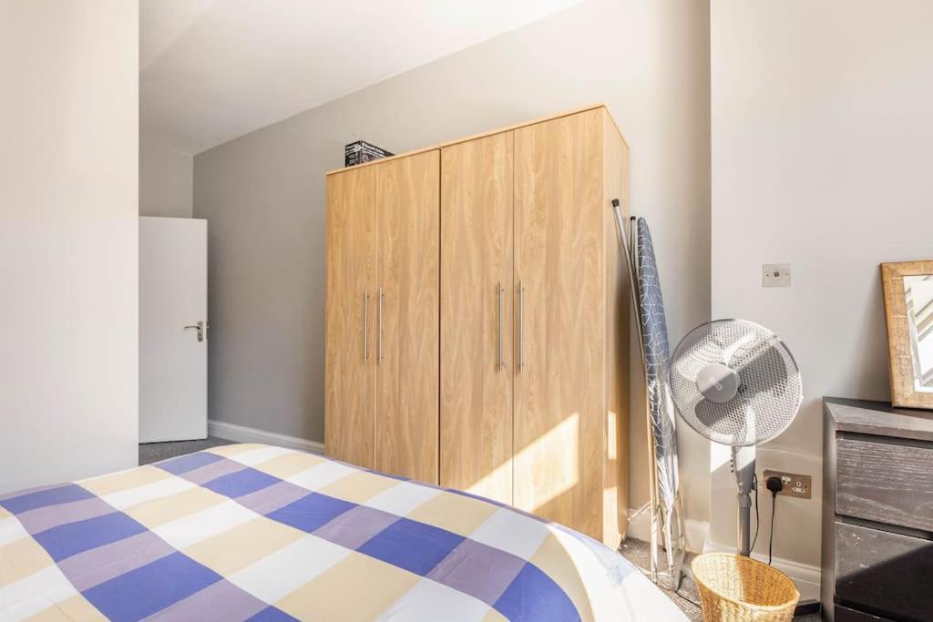 Spacious 2 Bed 2 Bath Apartment With Free Parking For 2 Cars And Underground Station Zone 2 For Quick Access To Central London Up To 10 Guests Exterior foto