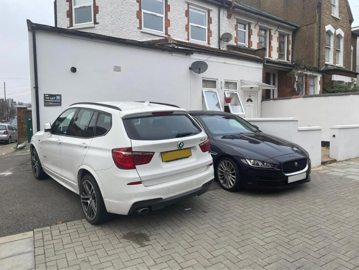 Spacious 2 Bed 2 Bath Apartment With Free Parking For 2 Cars And Underground Station Zone 2 For Quick Access To Central London Up To 10 Guests Exterior foto