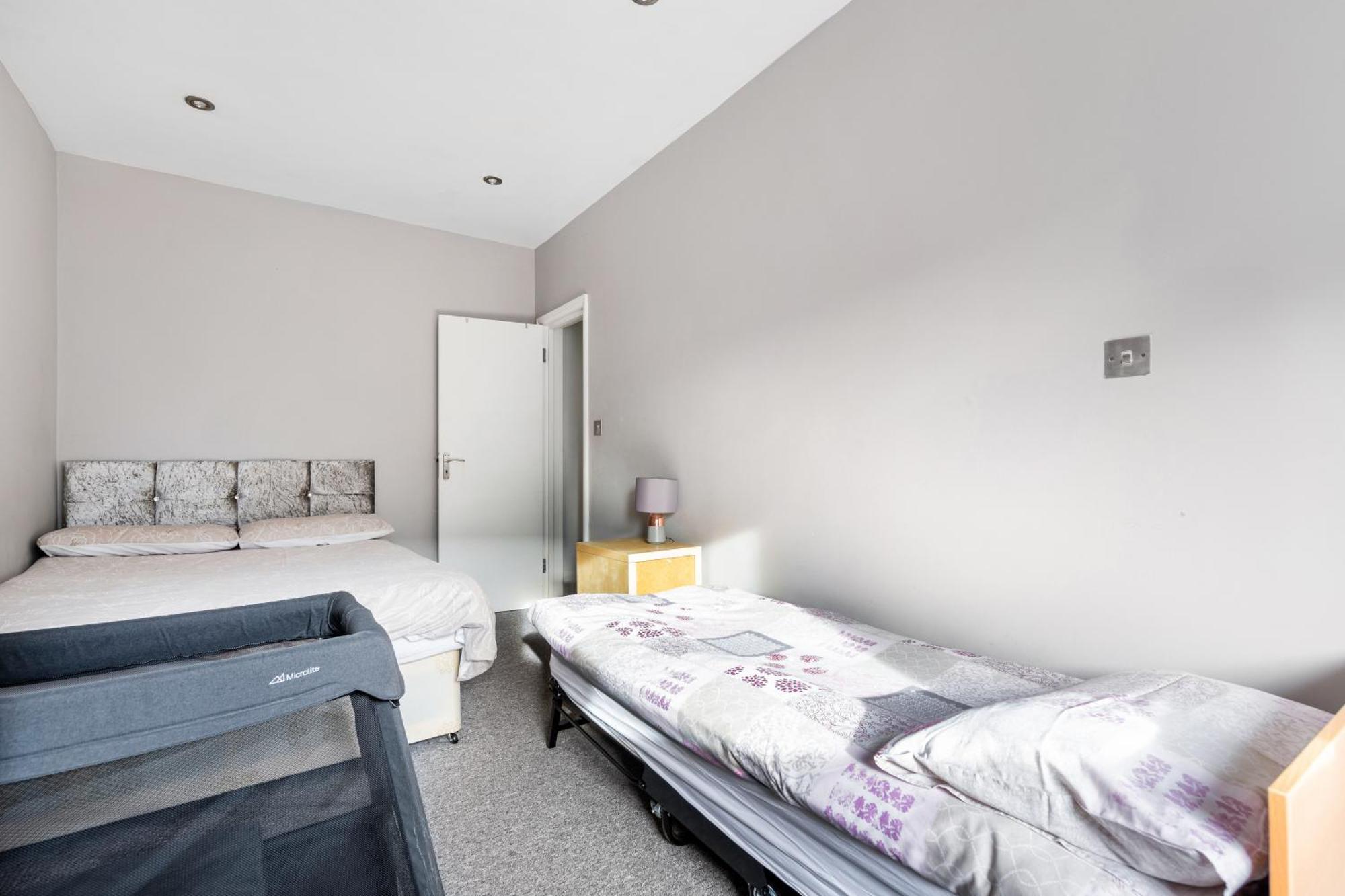 Spacious 2 Bed 2 Bath Apartment With Free Parking For 2 Cars And Underground Station Zone 2 For Quick Access To Central London Up To 10 Guests Exterior foto
