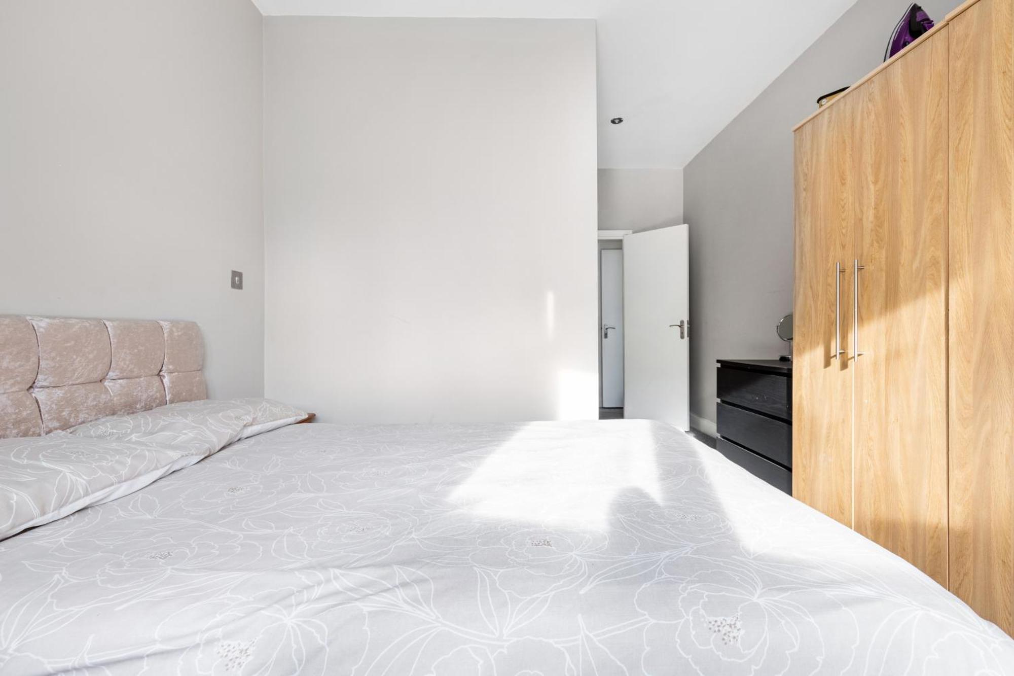Spacious 2 Bed 2 Bath Apartment With Free Parking For 2 Cars And Underground Station Zone 2 For Quick Access To Central London Up To 10 Guests Exterior foto