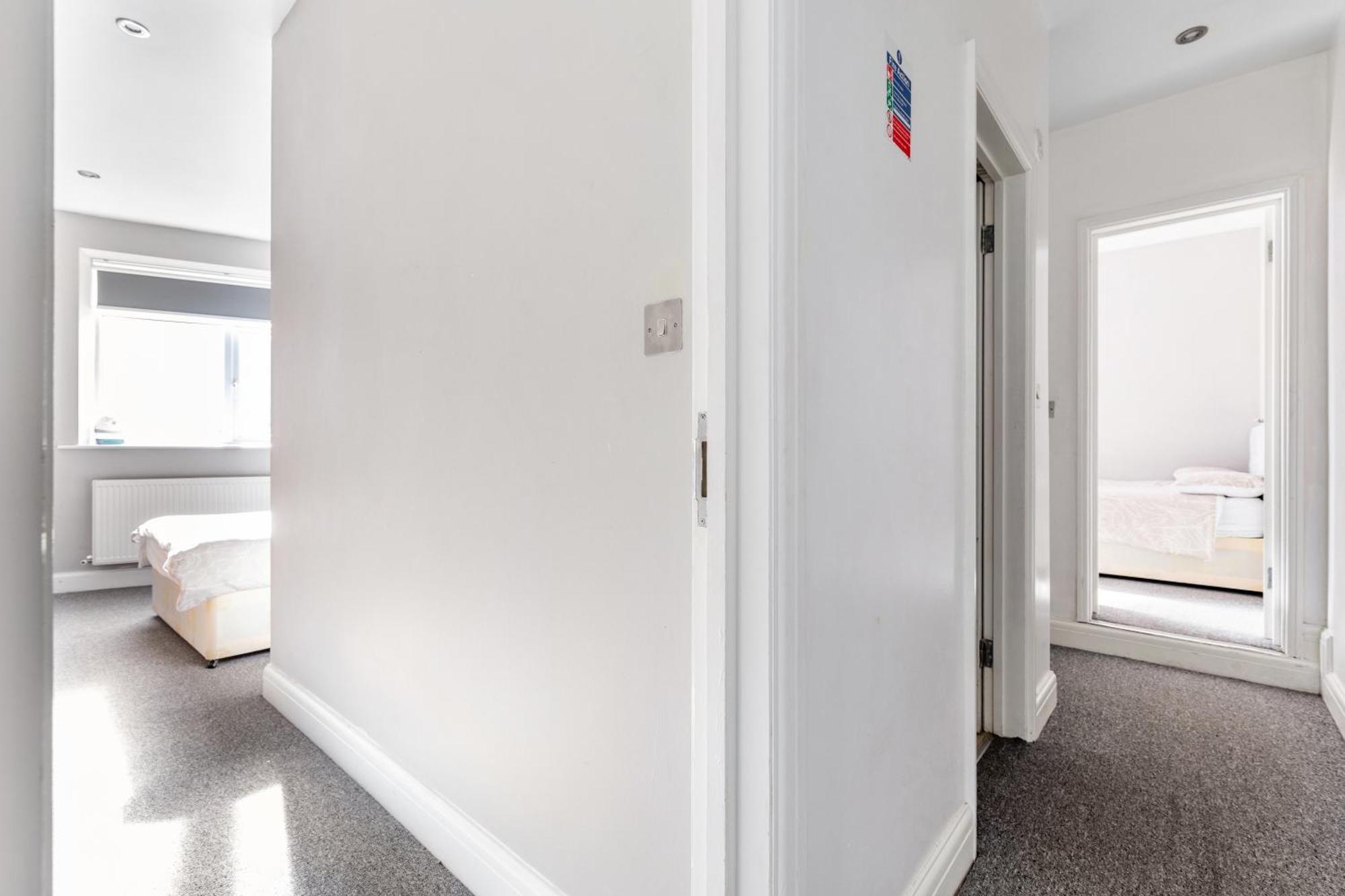 Spacious 2 Bed 2 Bath Apartment With Free Parking For 2 Cars And Underground Station Zone 2 For Quick Access To Central London Up To 10 Guests Exterior foto