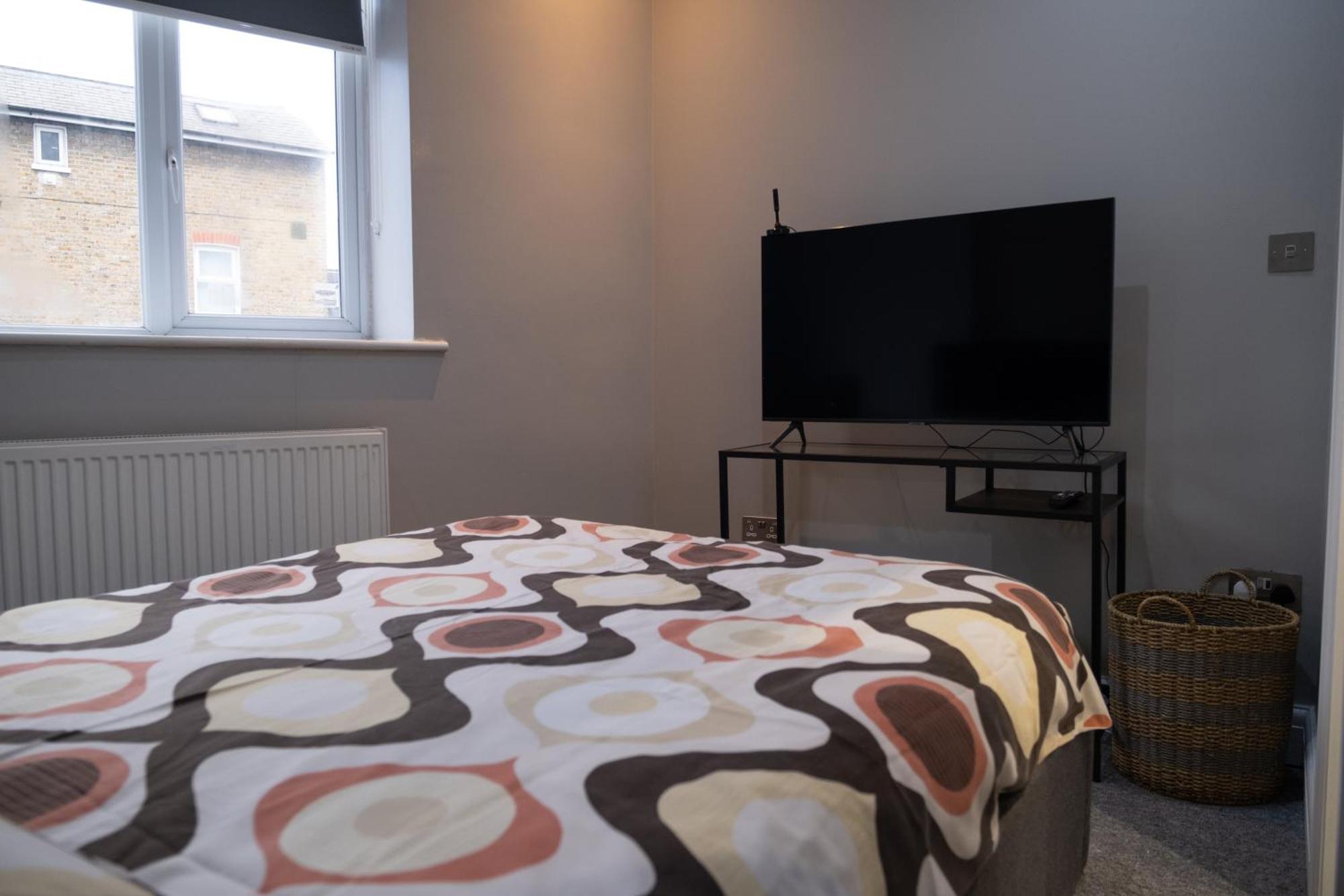 Spacious 2 Bed 2 Bath Apartment With Free Parking For 2 Cars And Underground Station Zone 2 For Quick Access To Central London Up To 10 Guests Exterior foto