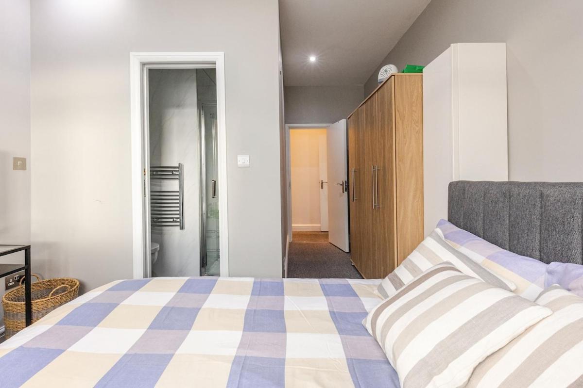 Spacious 2 Bed 2 Bath Apartment With Free Parking For 2 Cars And Underground Station Zone 2 For Quick Access To Central London Up To 10 Guests Exterior foto