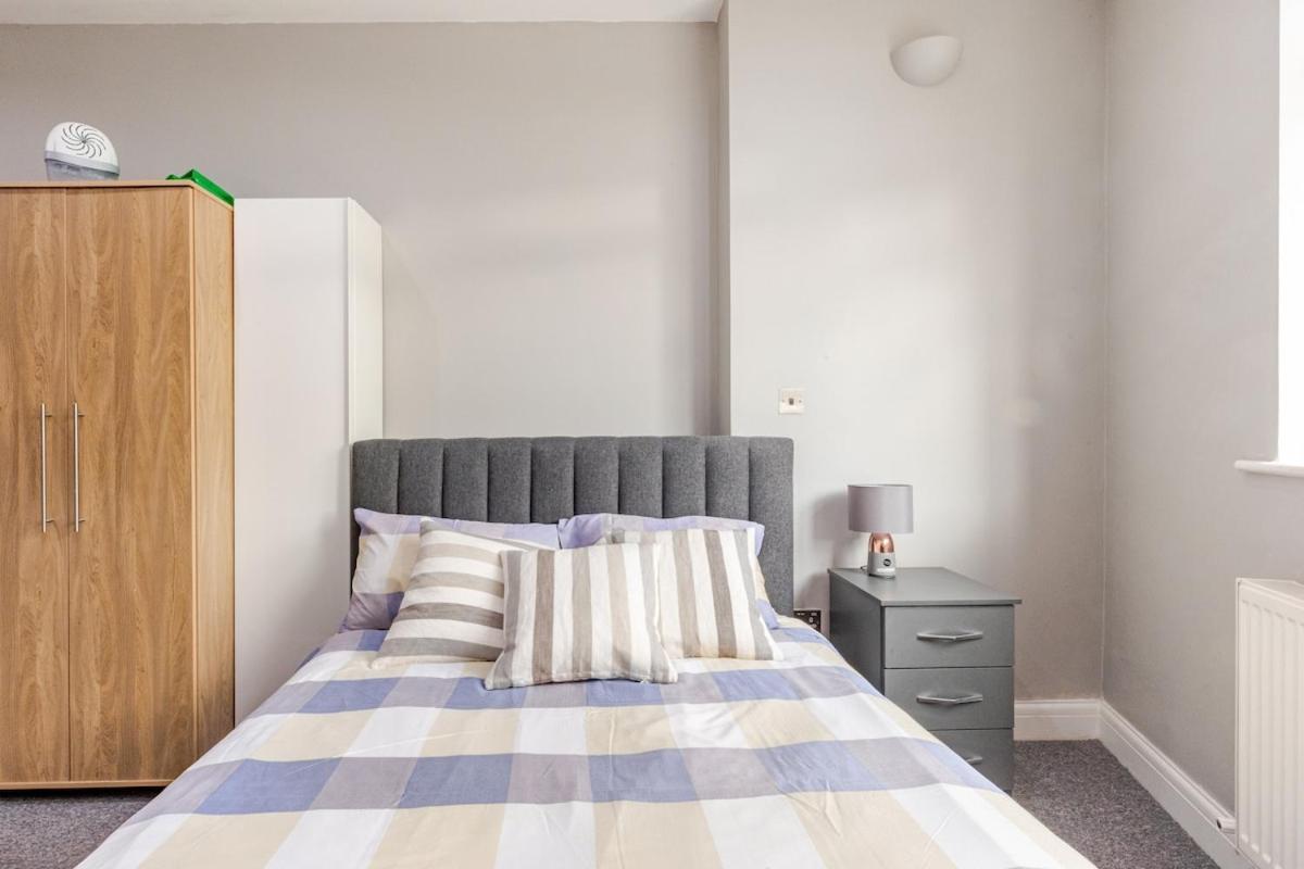 Spacious 2 Bed 2 Bath Apartment With Free Parking For 2 Cars And Underground Station Zone 2 For Quick Access To Central London Up To 10 Guests Exterior foto