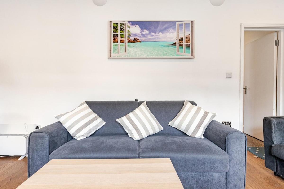 Spacious 2 Bed 2 Bath Apartment With Free Parking For 2 Cars And Underground Station Zone 2 For Quick Access To Central London Up To 10 Guests Exterior foto